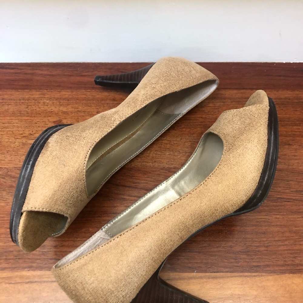 BANDOLINO Peep Toe Platform High Heels. Size 8. Bronze Color